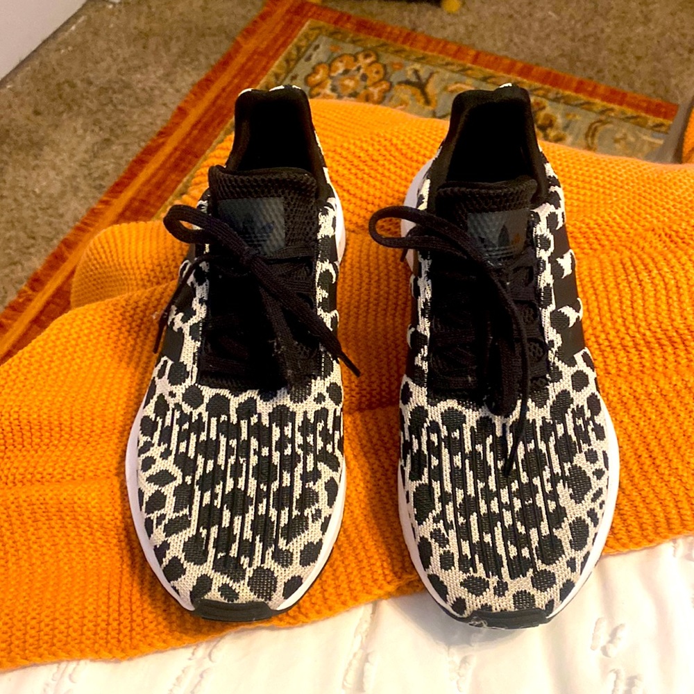 Swift Run Sneaker size 10
ADIDAS worn once to try on